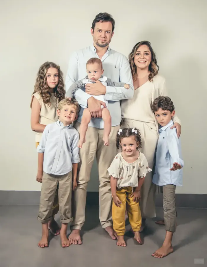Pâmela Arumaa com o marido e os cinco filhos